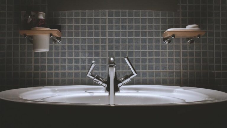 Bad renovieren: Ablauf, Gewerke und Dauer im Überblick