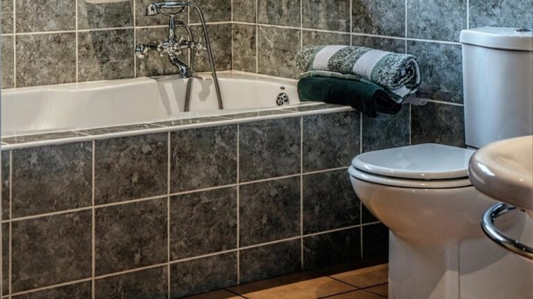 Bad renovieren ohne Fliesen zu entfernen: Welche Verfahren gibt es?