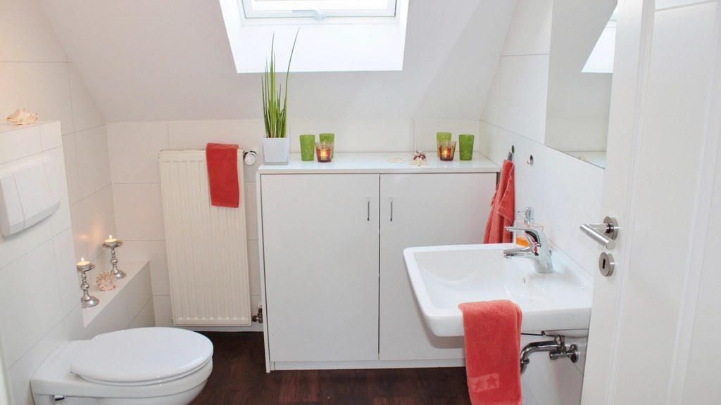 Kleines Bad unter der Dachschräge mit wandhängendem WC, Waschtisch, Unterschrank und Heizkörper