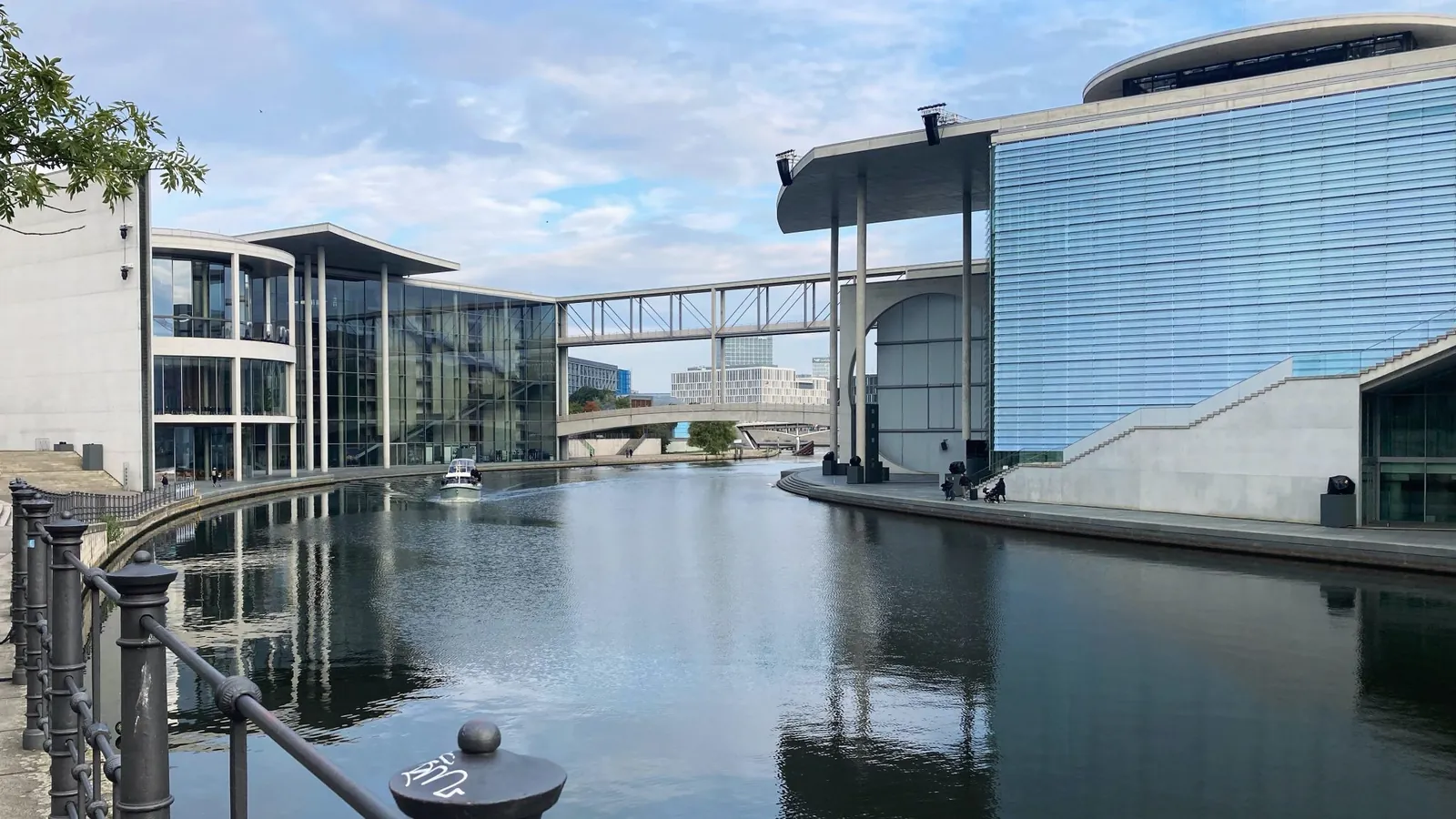 Moderne Glasfassade spiegelt sich in einem Kanal im Stadtzentrum