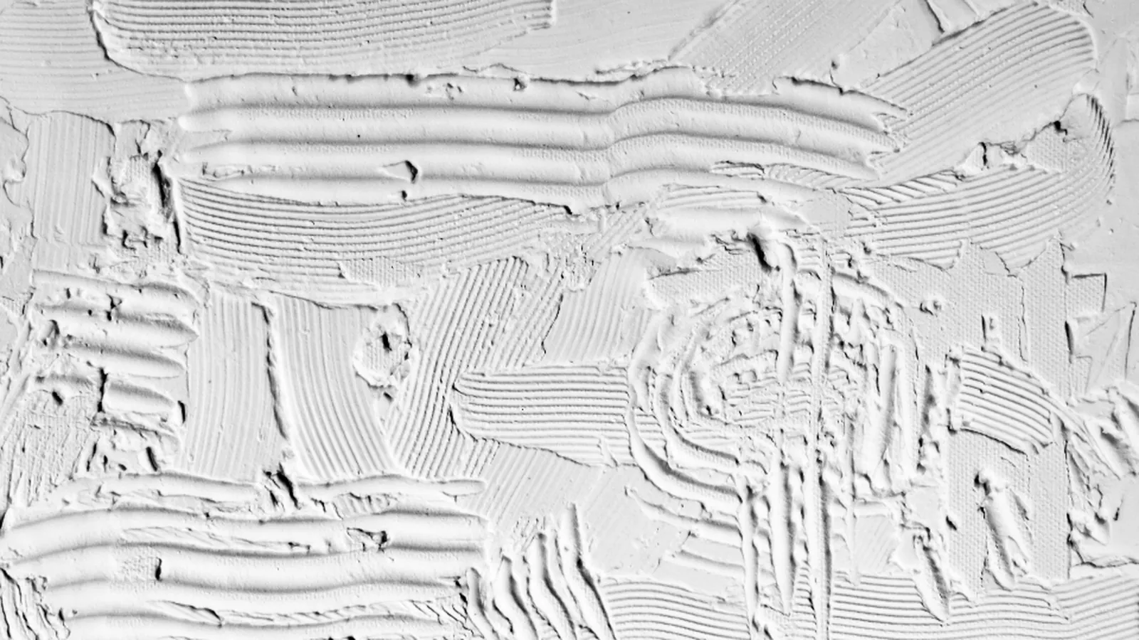 Weiß verputzte Wand mit sichtbaren Spuren der Glättkelle