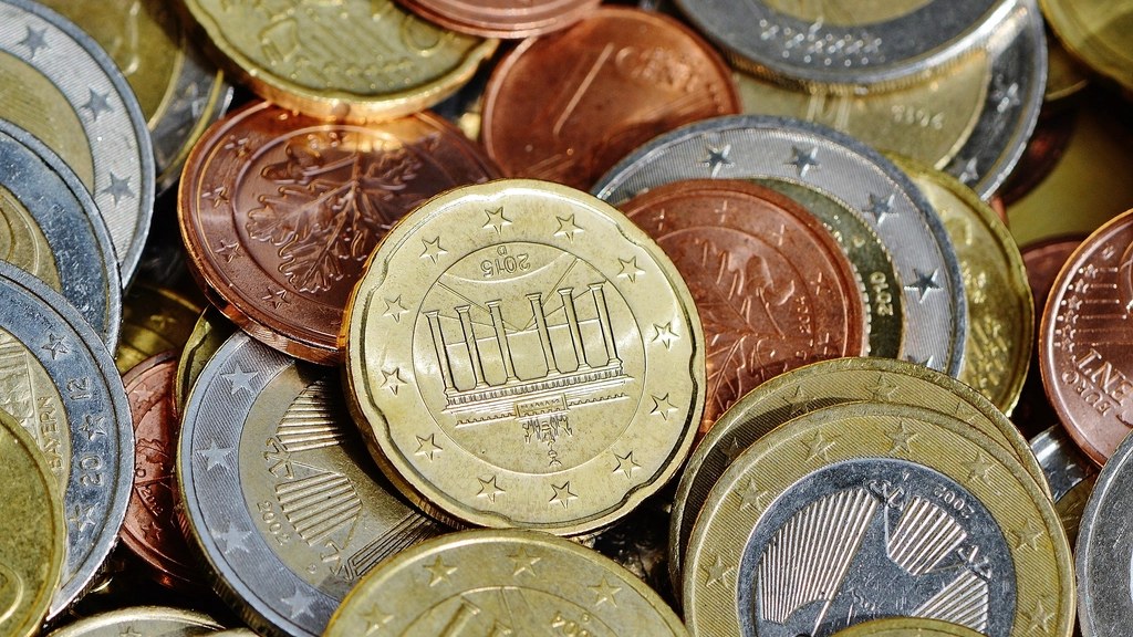 Euro-Münzen in Nahaufnahme als Symbol für Trinkgeld an Handwerker